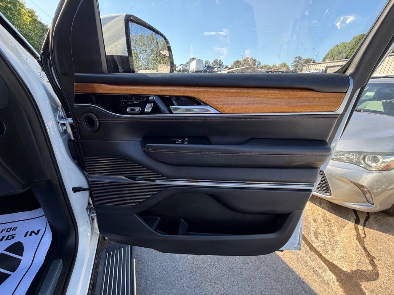 Used 2022 Jeep Grand Wagoneer Series III w/ Rear Seat Video Group 1 AWD/4WD image 24