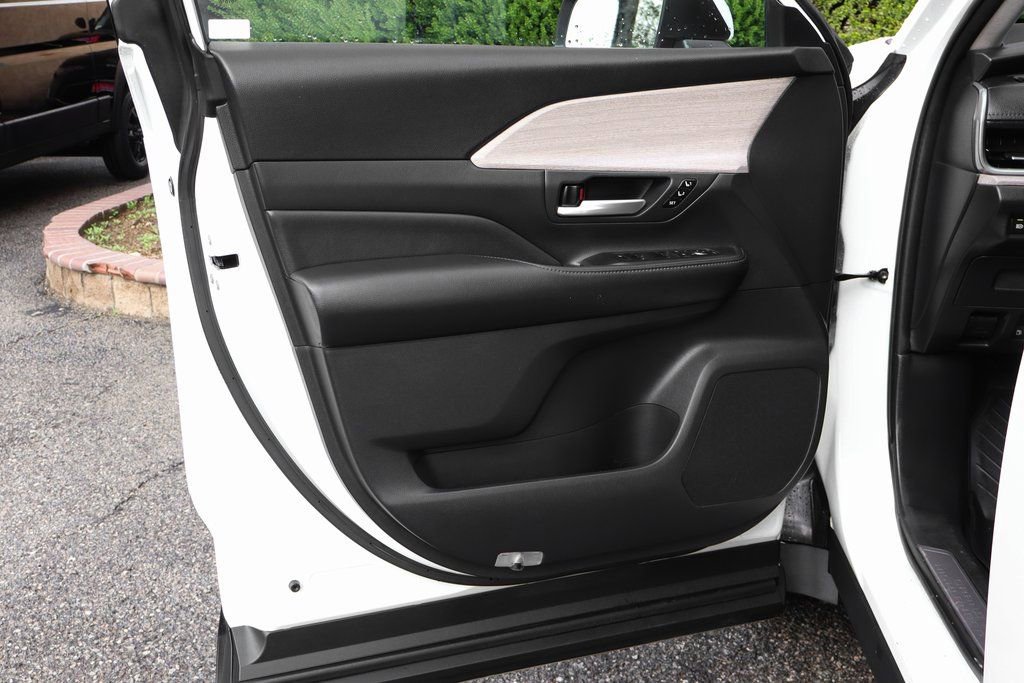 Used 2024 Toyota Grand Highlander Limited image 15