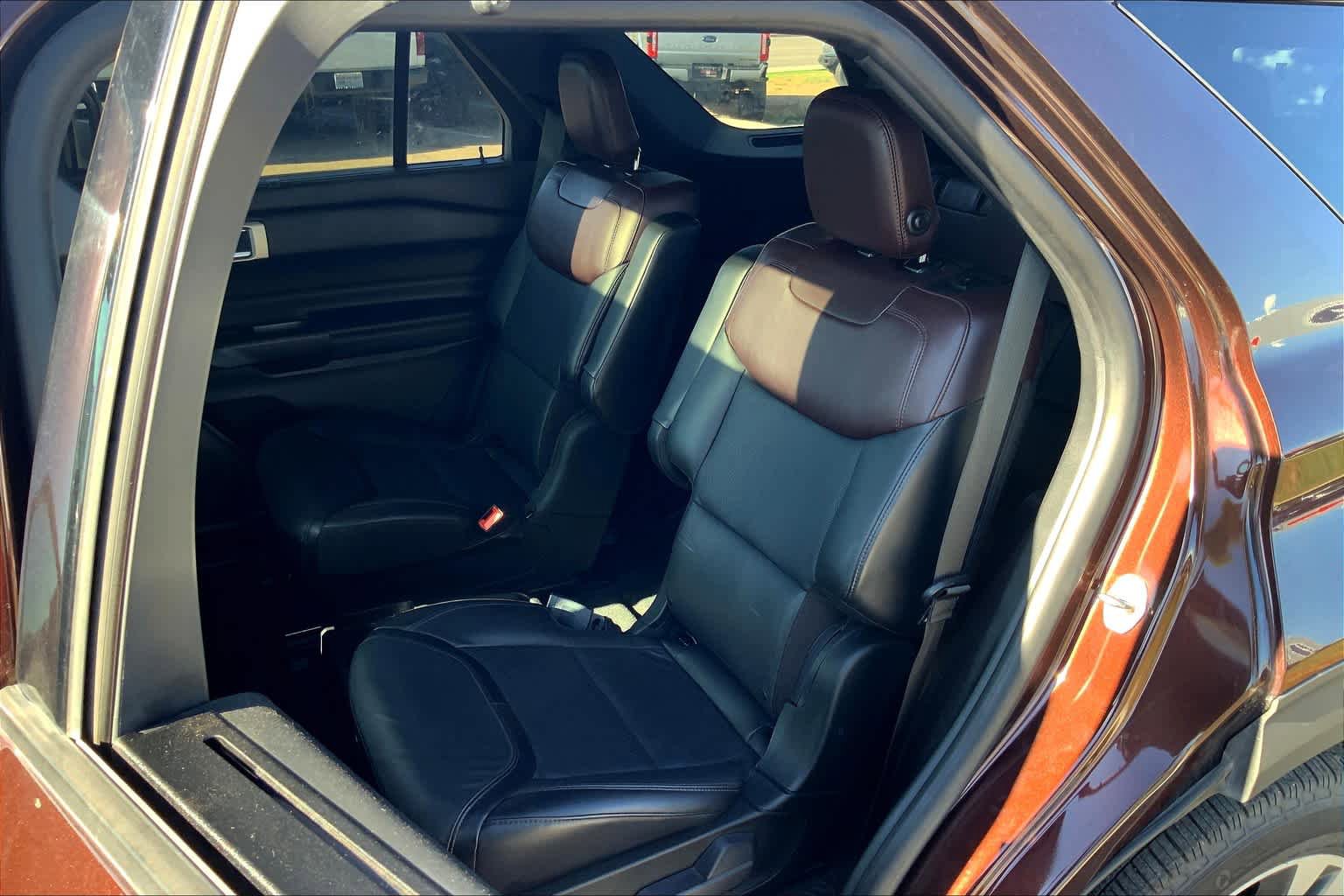 Used 2020 Ford Explorer Platinum w/ Premium Technology Package image 18