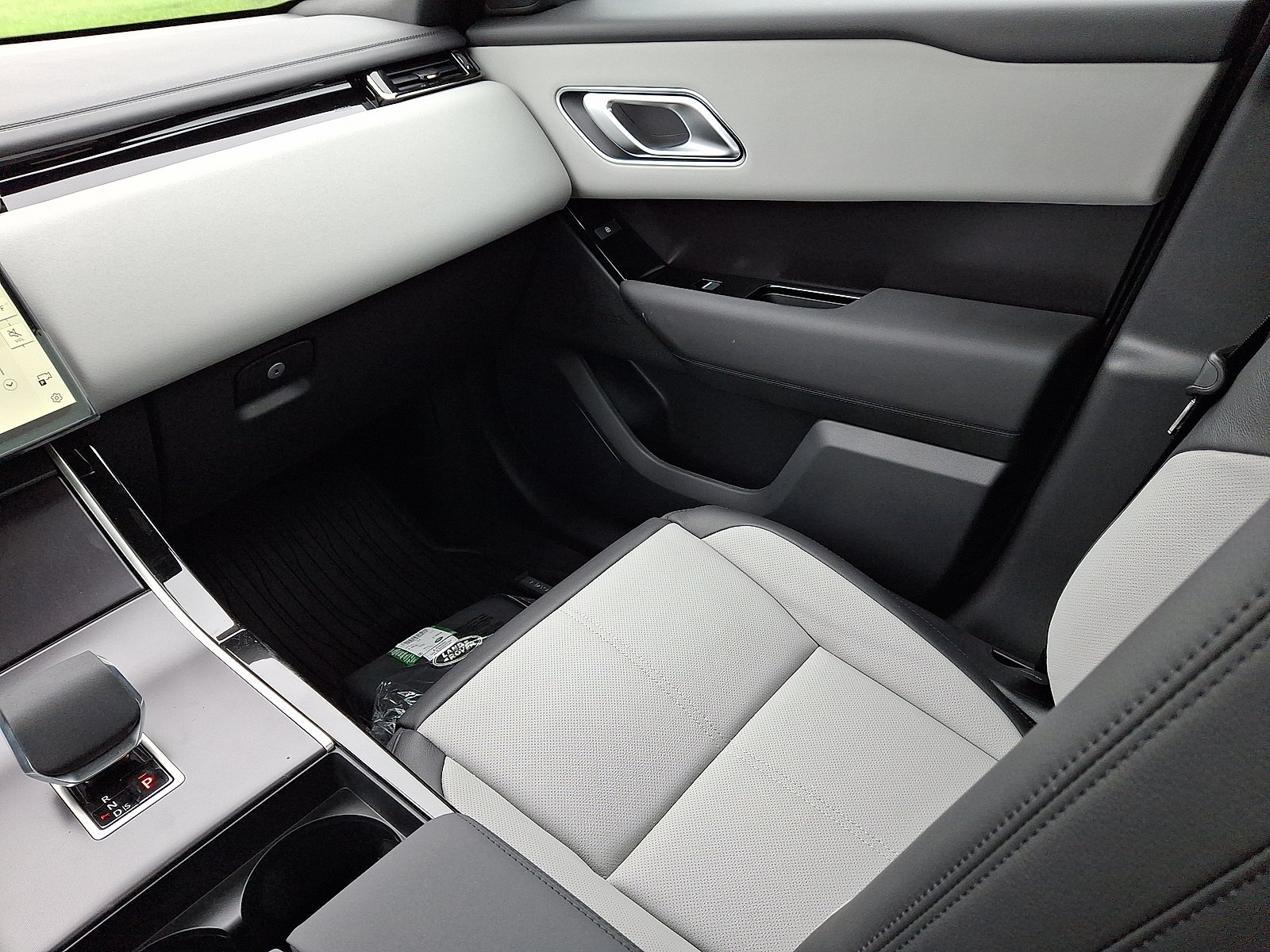 New 2026 Land Rover Range Rover Velar Dynamic SE AWD/4WD image 14