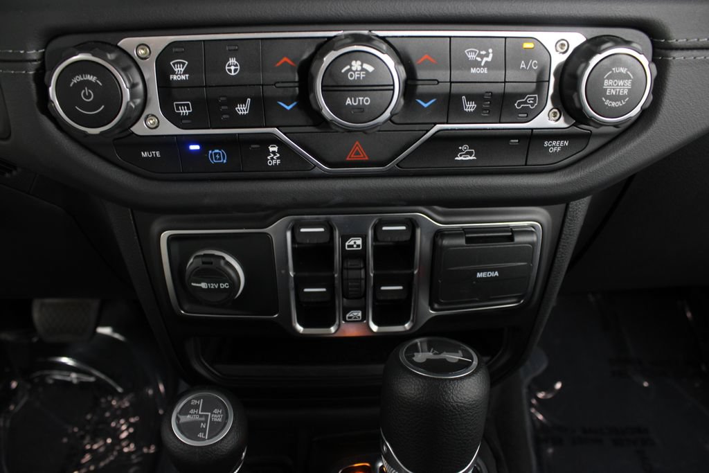 Used 2025 Jeep Wrangler Unlimited Sahara AWD/4WD image 6