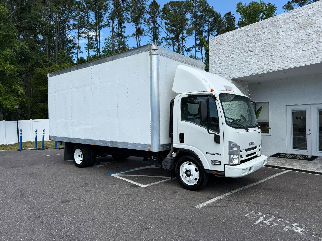 Used 2019 Isuzu NPR RWD image 15