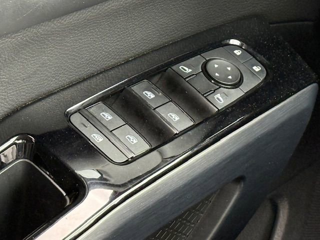 Used 2023 Nissan Pathfinder SL w/ Black Appearance Package image 31