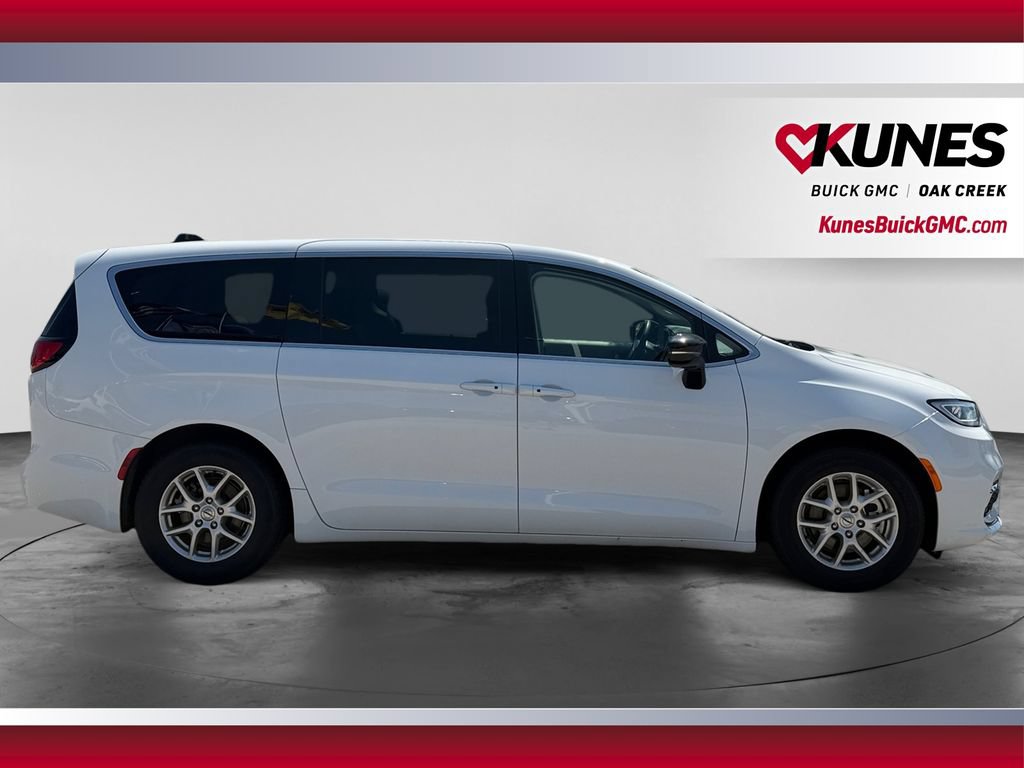 Used 2024 Chrysler Pacifica Touring-L FWD image 12