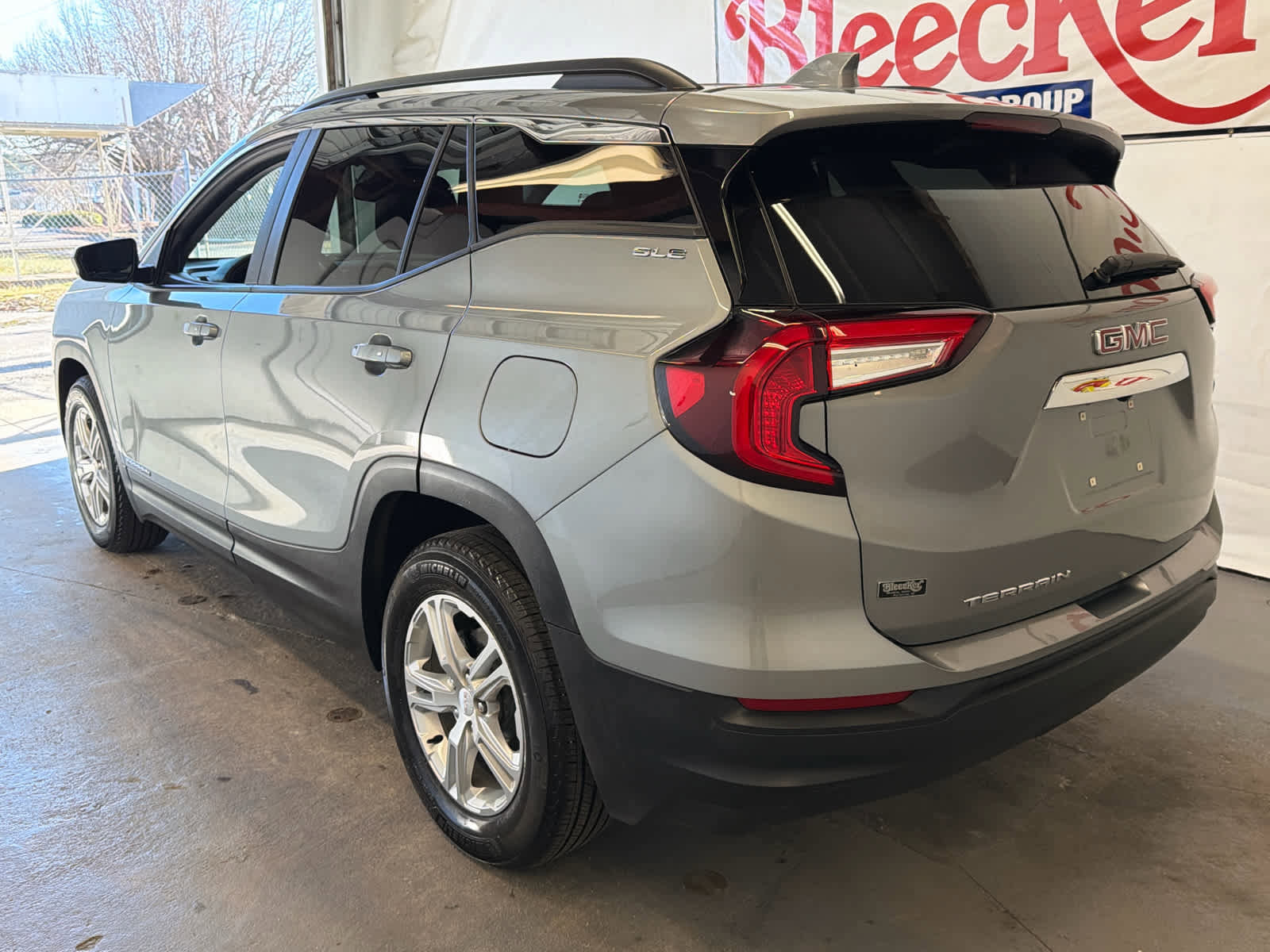 Used 2023 GMC Terrain SLE w/ Driver Convenience Package FWD image 9