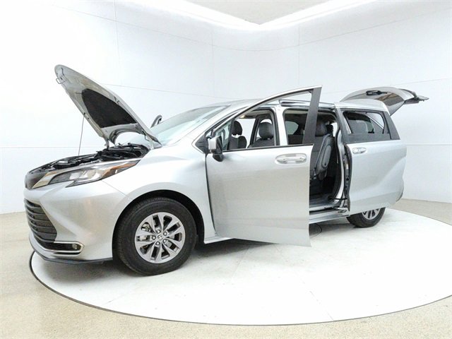 Used 2022 Toyota Sienna XLE image 10