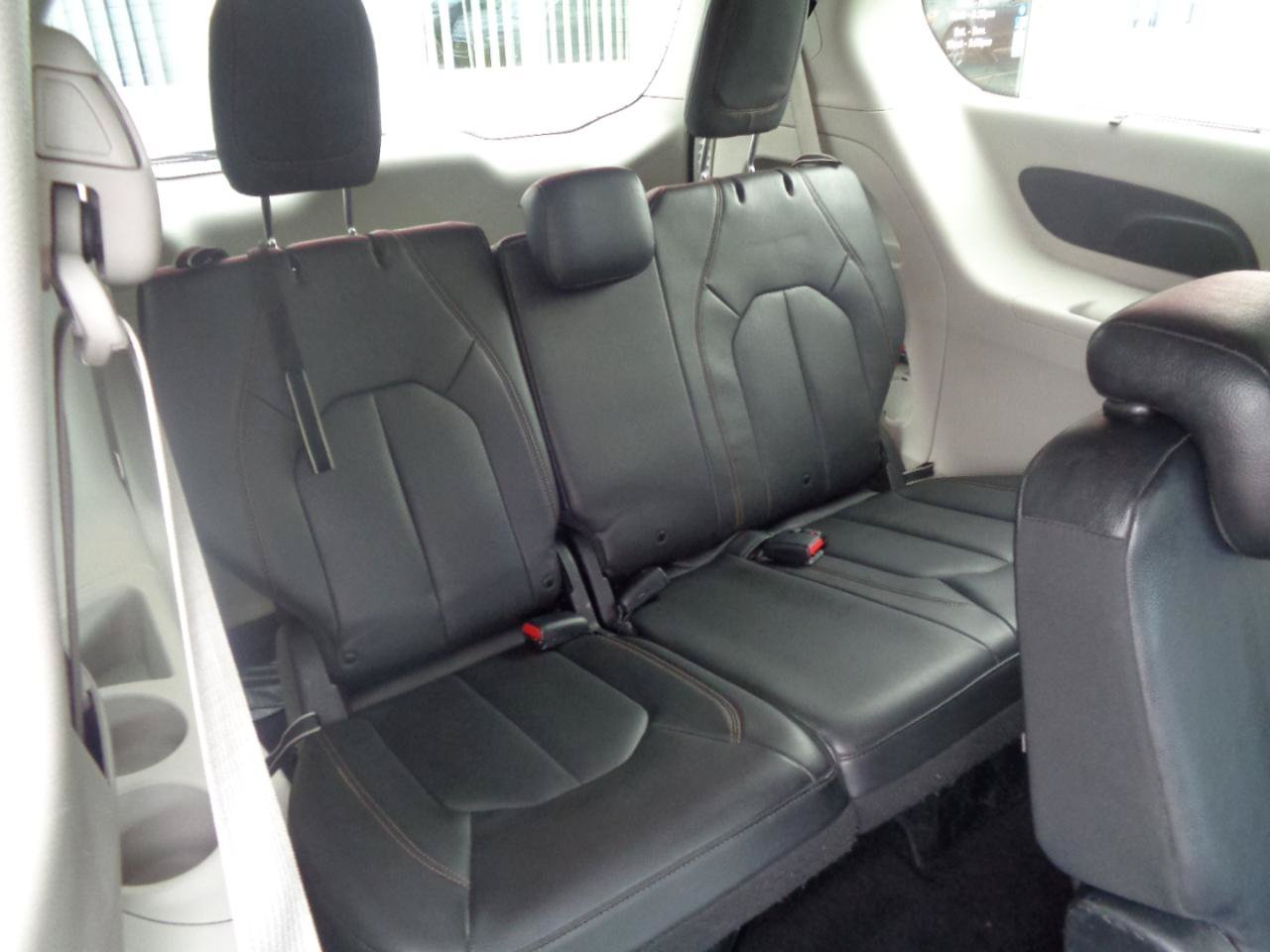 Used 2020 Chrysler Pacifica Touring-L FWD image 24