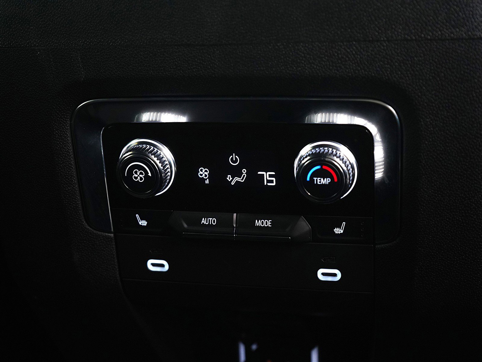 Used 2024 GMC Yukon SLT w/ SLT Luxury Package image 17