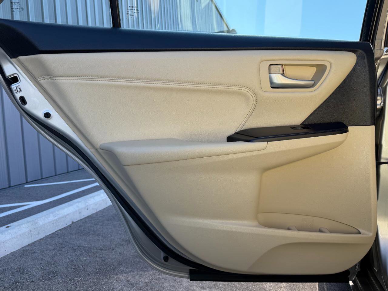 Used 2017 Toyota Camry XLE w/ Moonroof Package FWD image 23