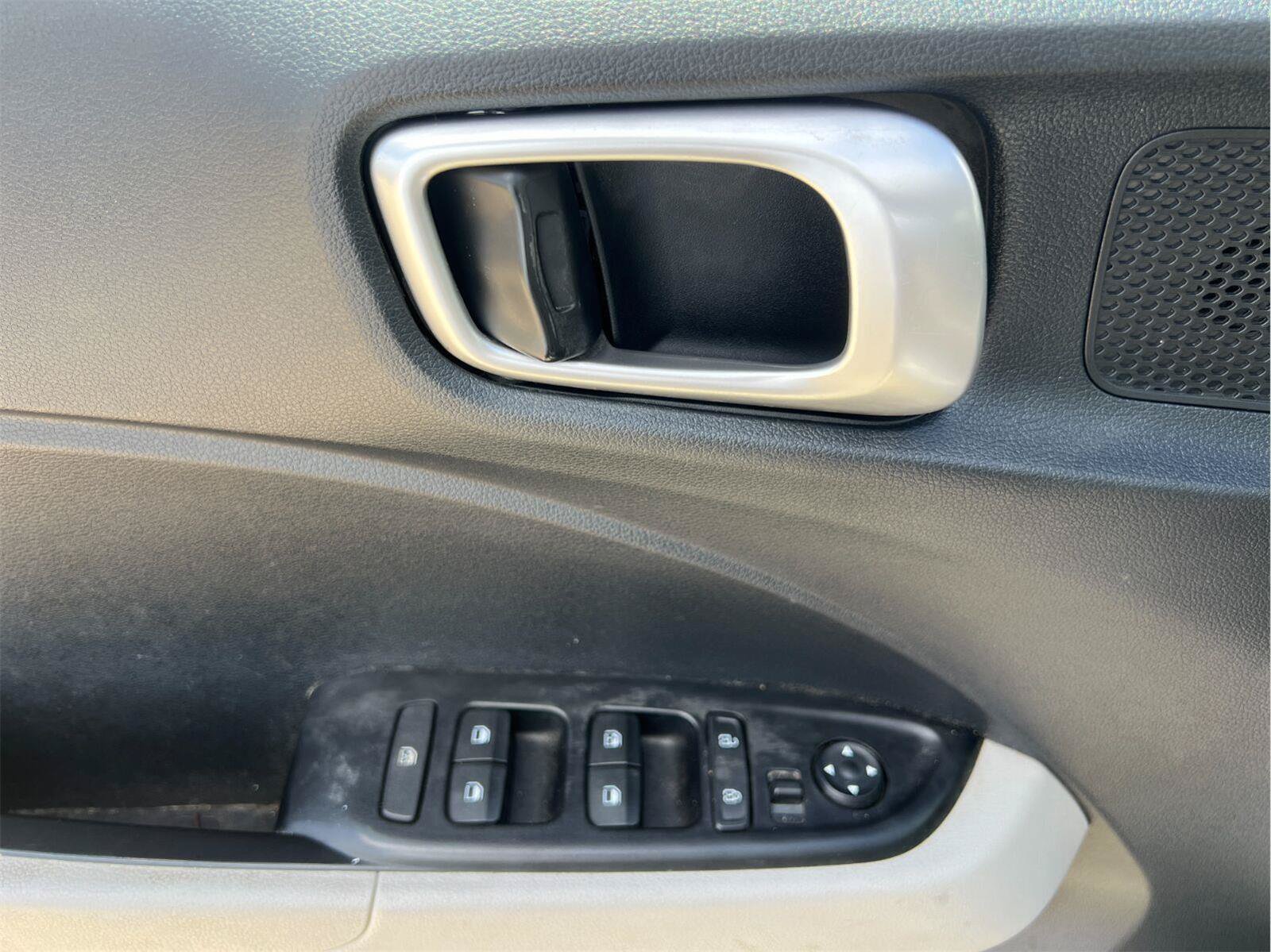 Used 2024 Hyundai Venue SEL FWD image 11