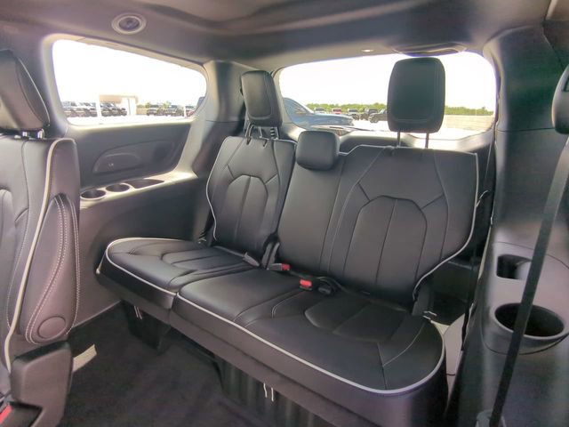 New 2027 Chrysler Pacifica Limited FWD image 16