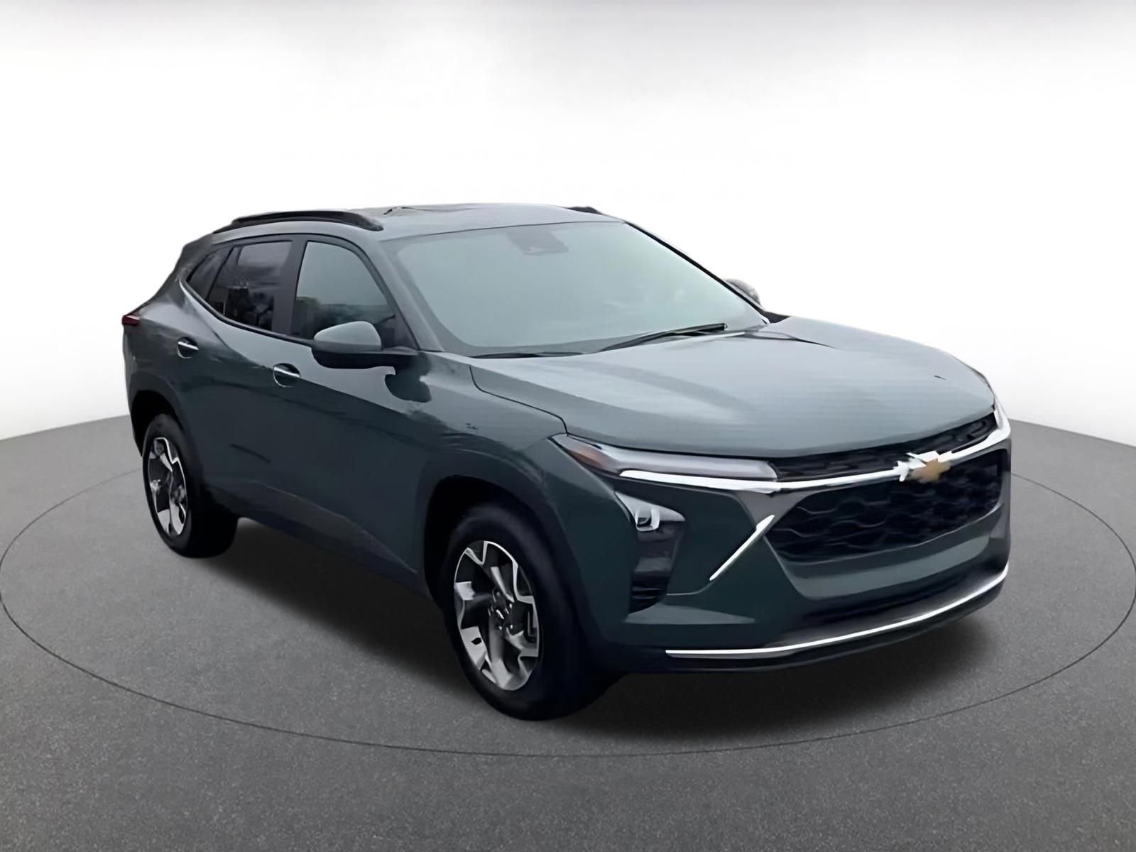 Used 2025 Chevrolet Trax LT w/ LT Convenience Package image 3