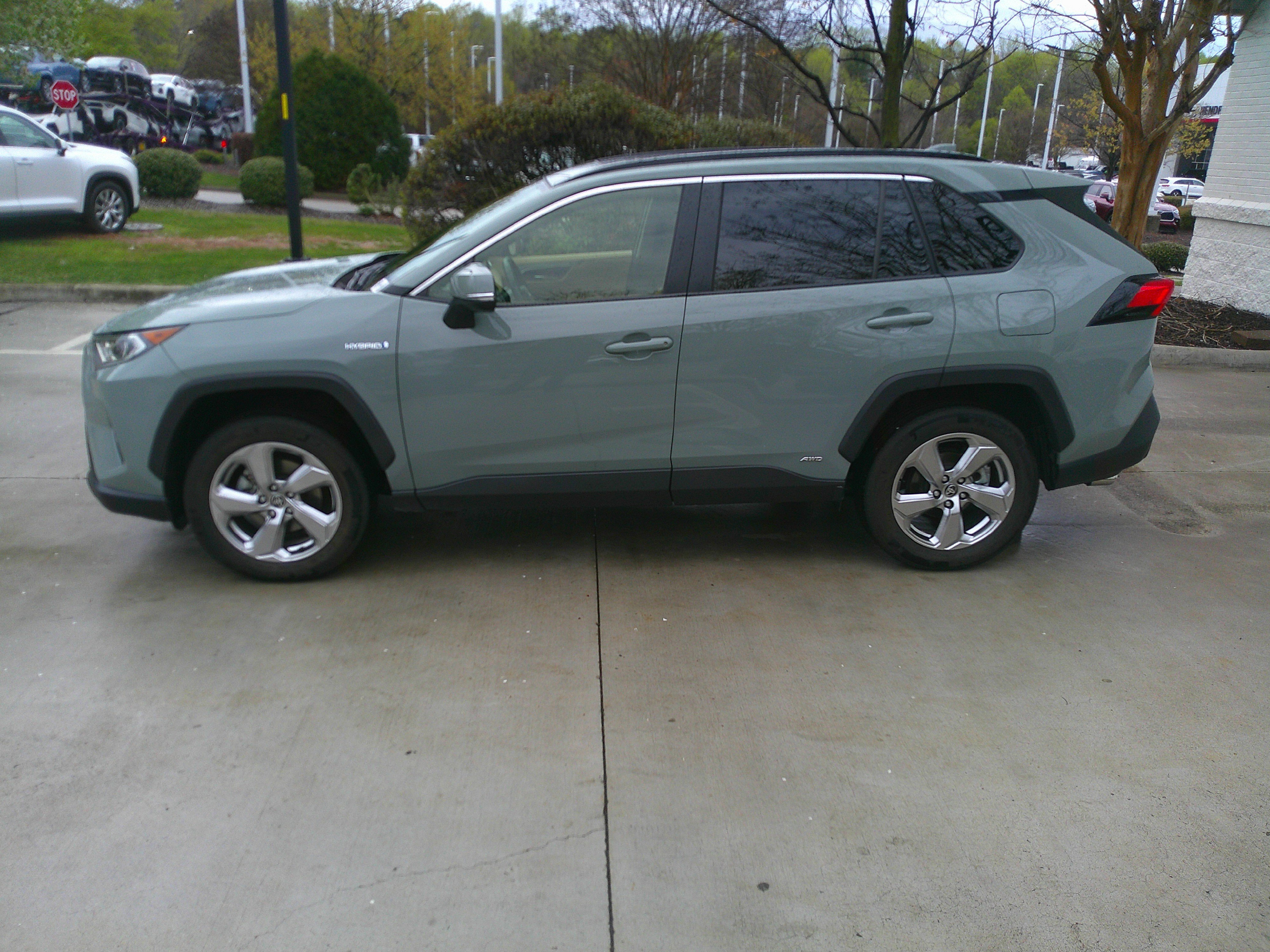 Used 2021 Toyota RAV4 XLE Premium image 8