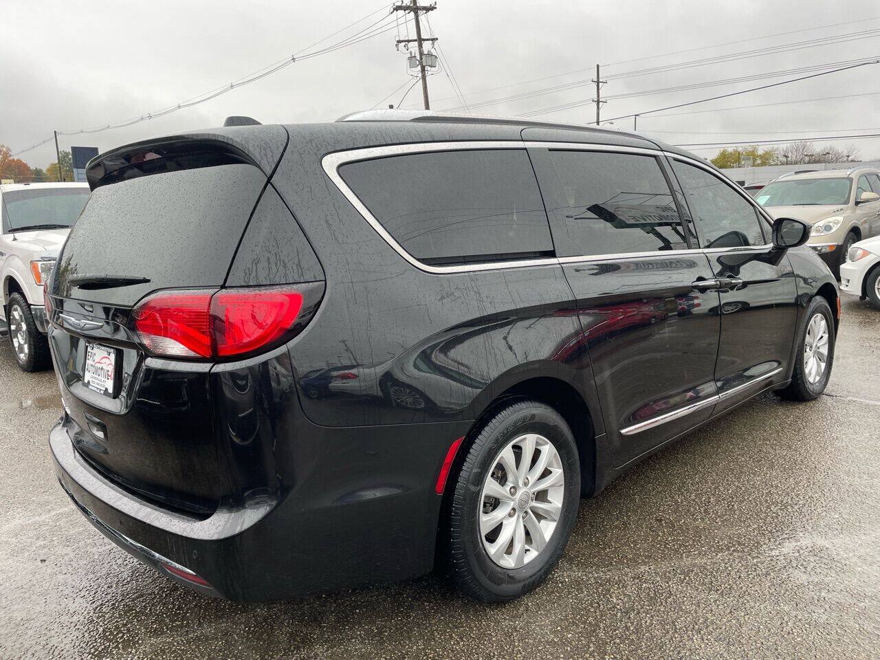 Used 2019 Chrysler Pacifica Touring-L FWD image 5