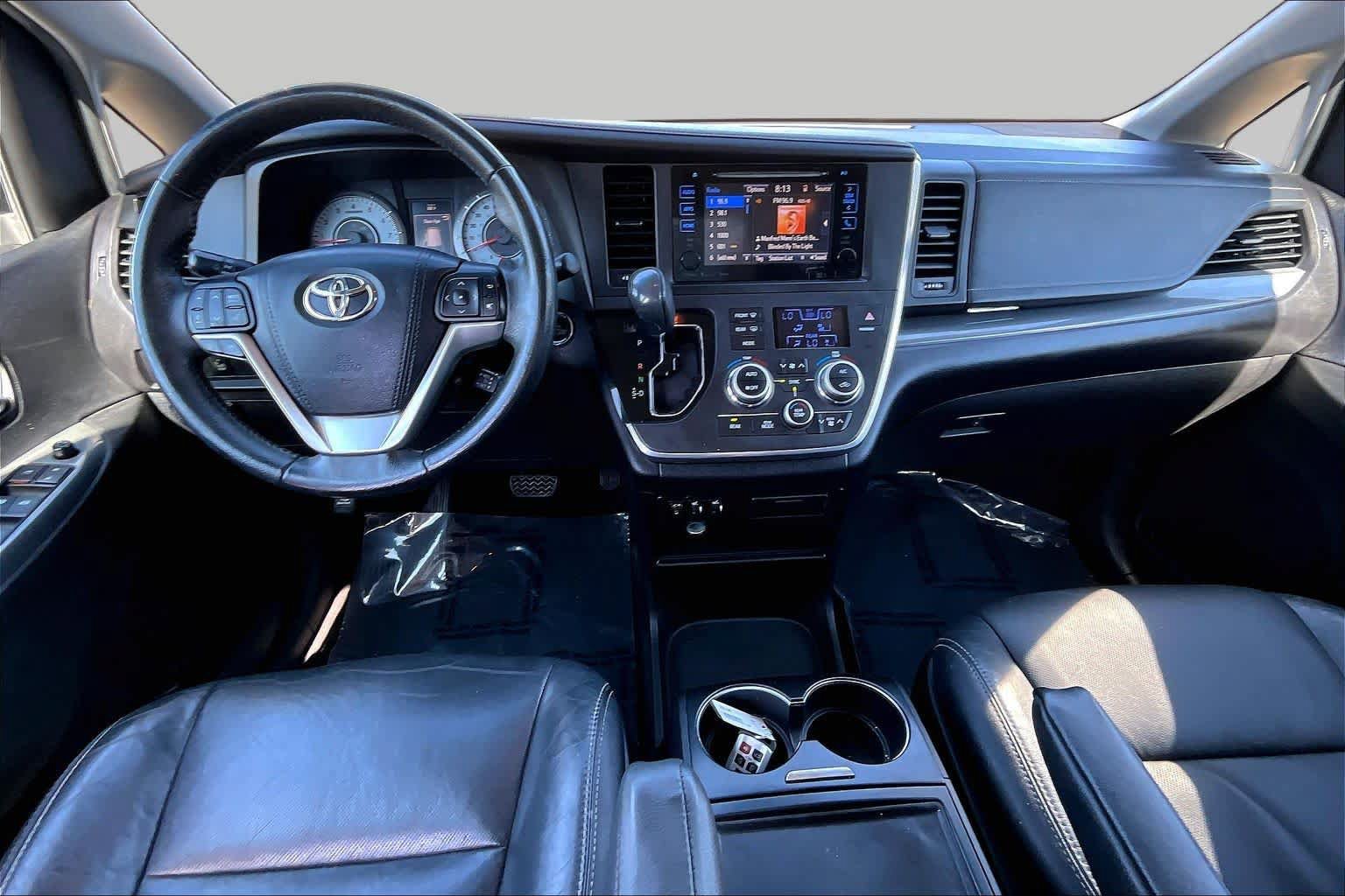 Used 2017 Toyota Sienna SE w/ SE Preferred Package FWD image 15
