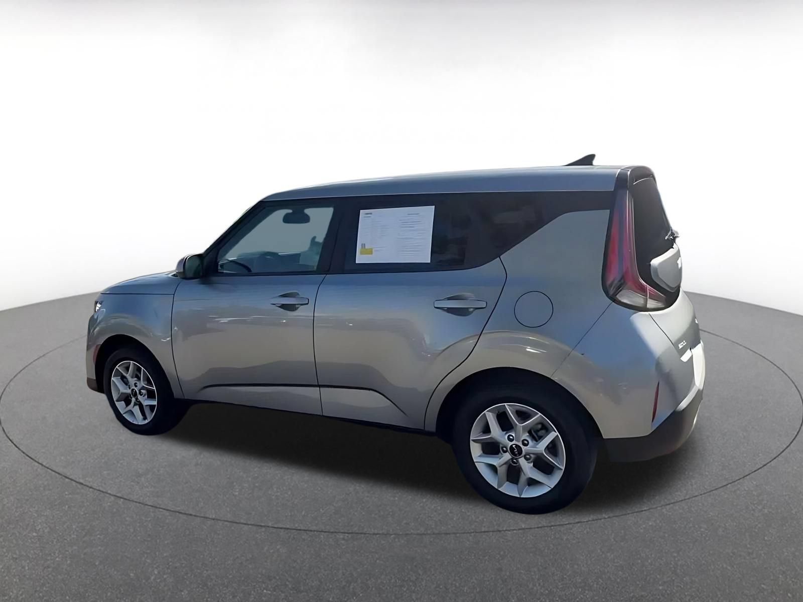 Used 2025 Kia Soul LX w/ LX Technology Package FWD image 9