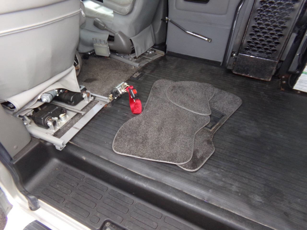 Used 2010 GMC Savana 1500 w/ Preferred Equipment Group image 11