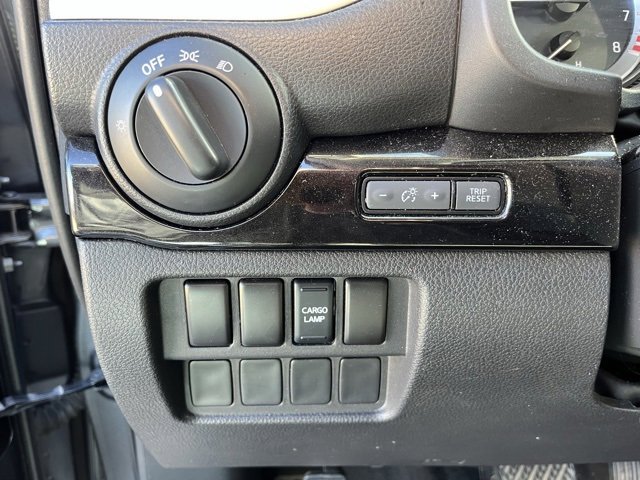 Used 2018 Nissan Titan SV image 6