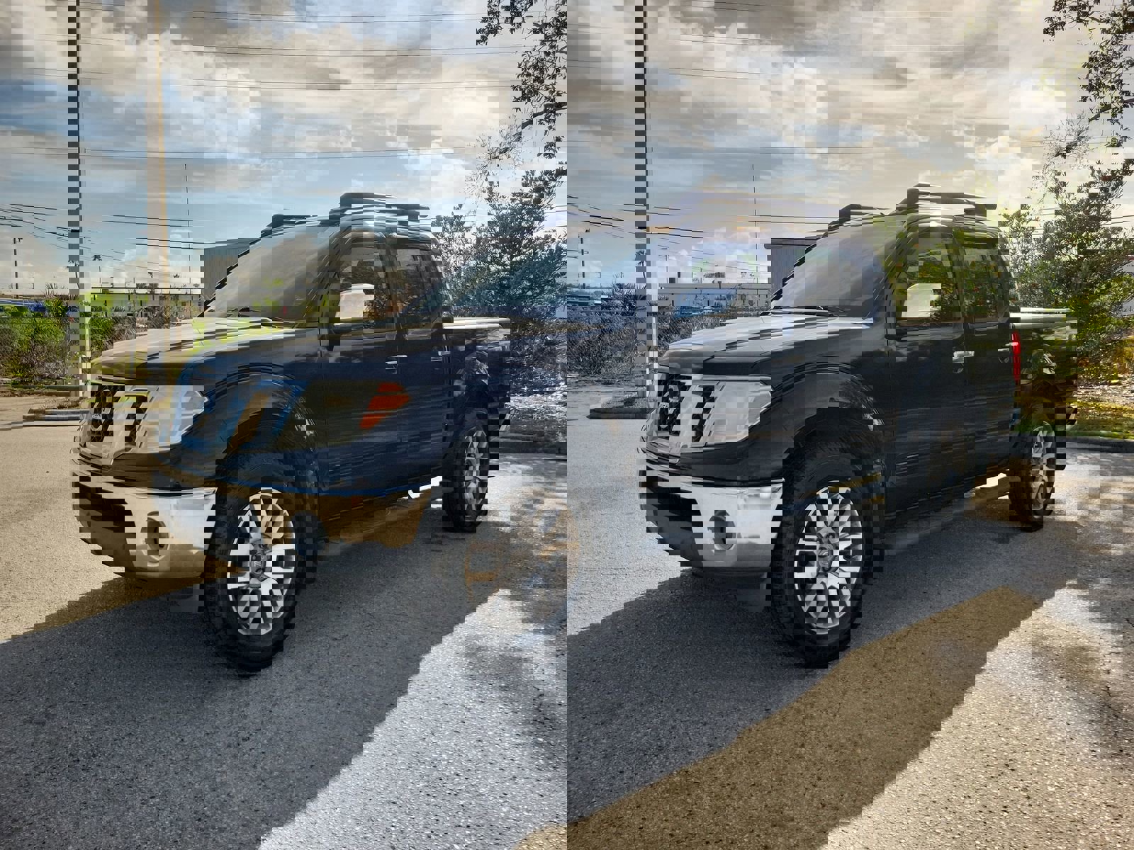 Used 2010 Nissan Frontier LE w/ LE Value Truck Pkg image 2