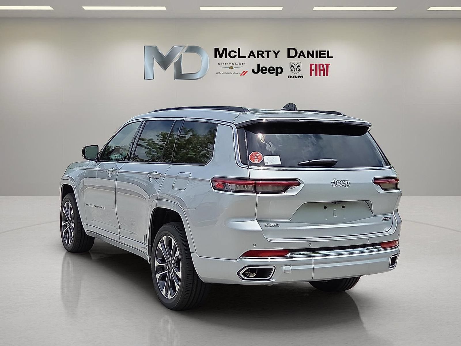 New 2025 Jeep Grand Cherokee L Overland w/ Rear Seat Video Group I AWD/4WD image 4