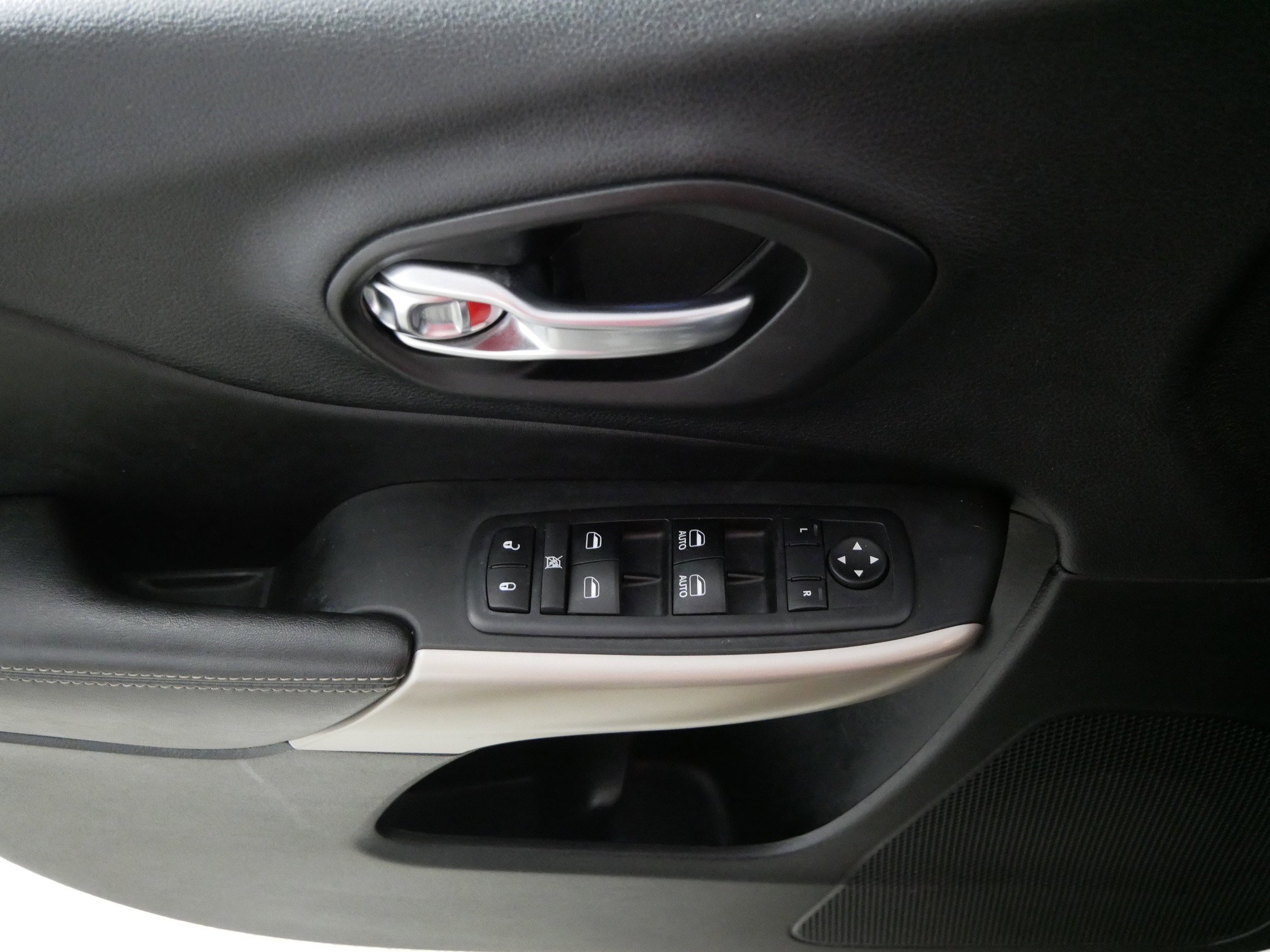 Used 2018 Jeep Cherokee Limited image 19