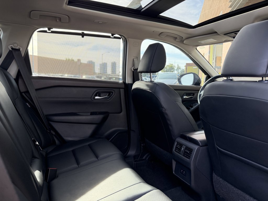 Used 2023 Nissan Rogue SV w/ SV Premium B Package image 39