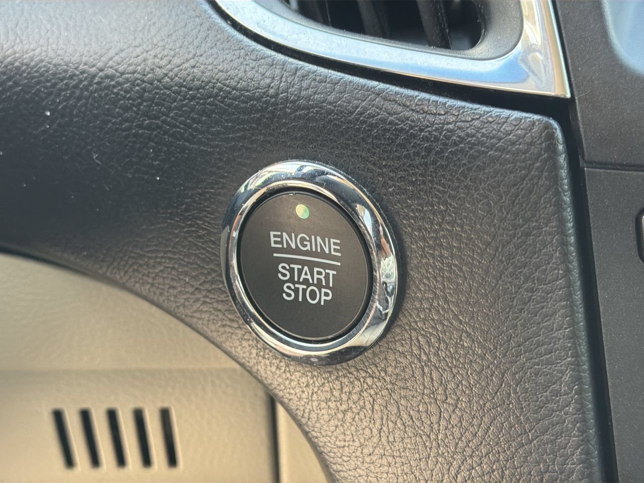 Used 2019 Ford Edge Titanium FWD image 30
