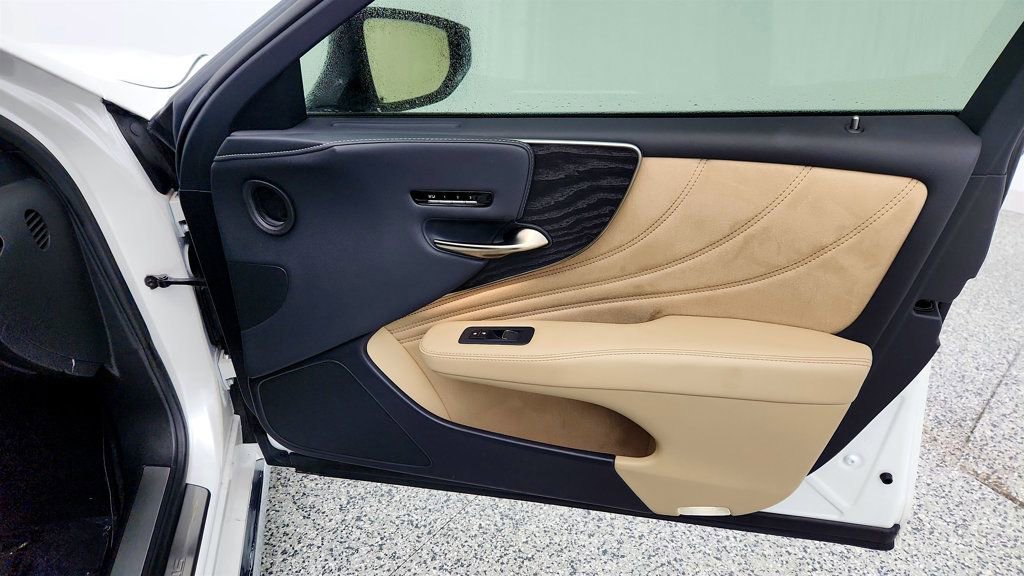 Used 2022 Lexus LS 500 w/ Accessory Package (Z2) image 26