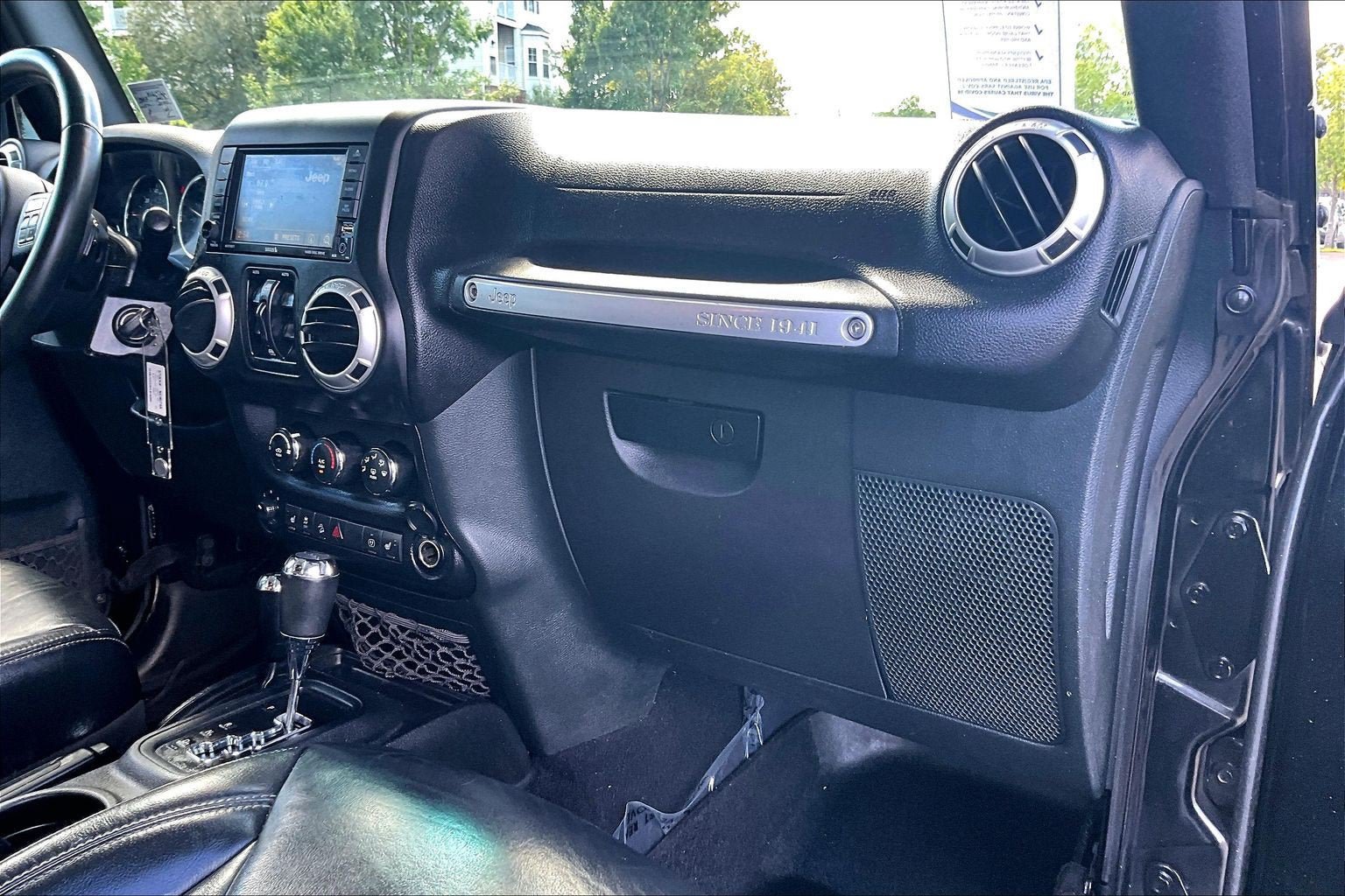 Used 2017 Jeep Wrangler Unlimited Sahara w/ Connectivity Group AWD/4WD image 14