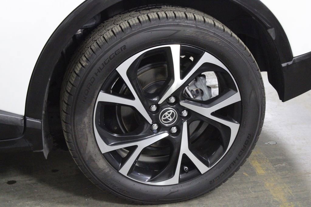 Used 2021 Toyota C-HR XLE image 40