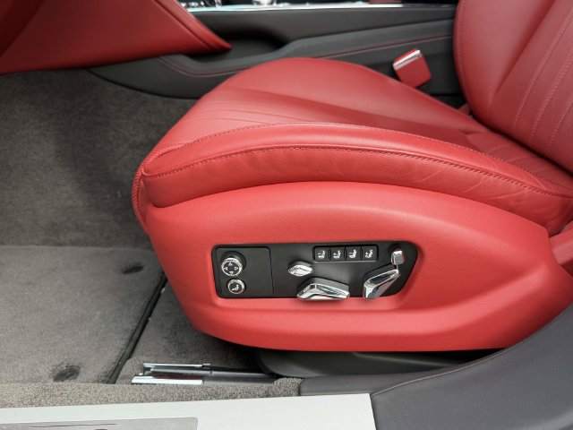 Used 2024 Bentley Flying Spur V8 AWD/4WD image 18