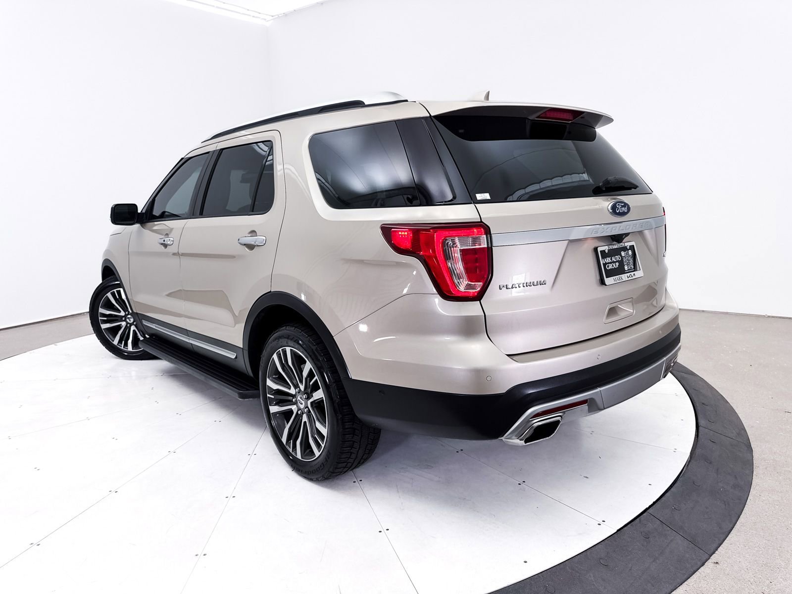 Used 2017 Ford Explorer Platinum image 2