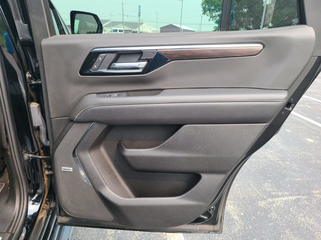 Used 2025 Chevrolet Tahoe Premier AWD/4WD image 13