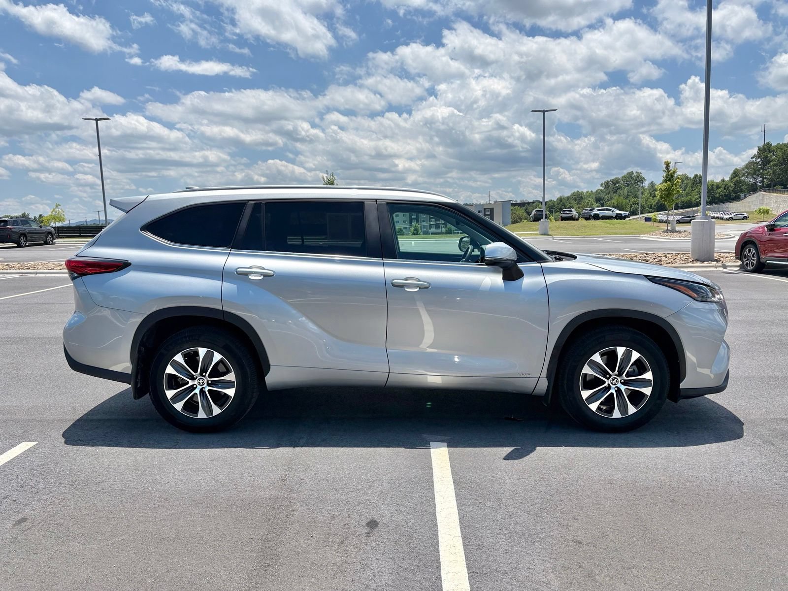 Used 2023 Toyota Highlander XLE AWD/4WD image 6