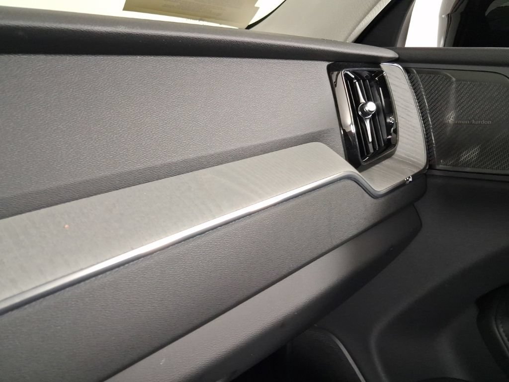 Certified 2025 Volvo XC60 T8 Plus w/ Protection Package Premier AWD/4WD image 31