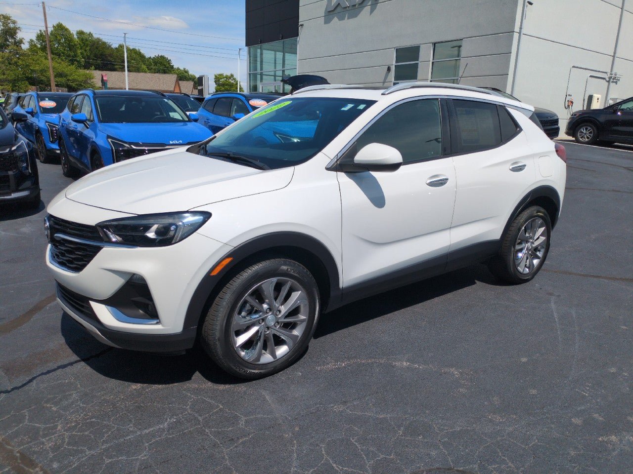 Used 2022 Buick Encore GX Essence w/ Experience Buick Package AWD/4WD image 3