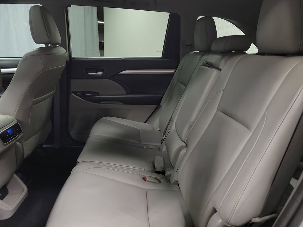 Used 2017 Toyota Highlander XLE image 21