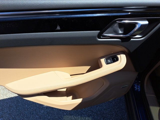 Certified 2025 Porsche Macan AWD/4WD image 21
