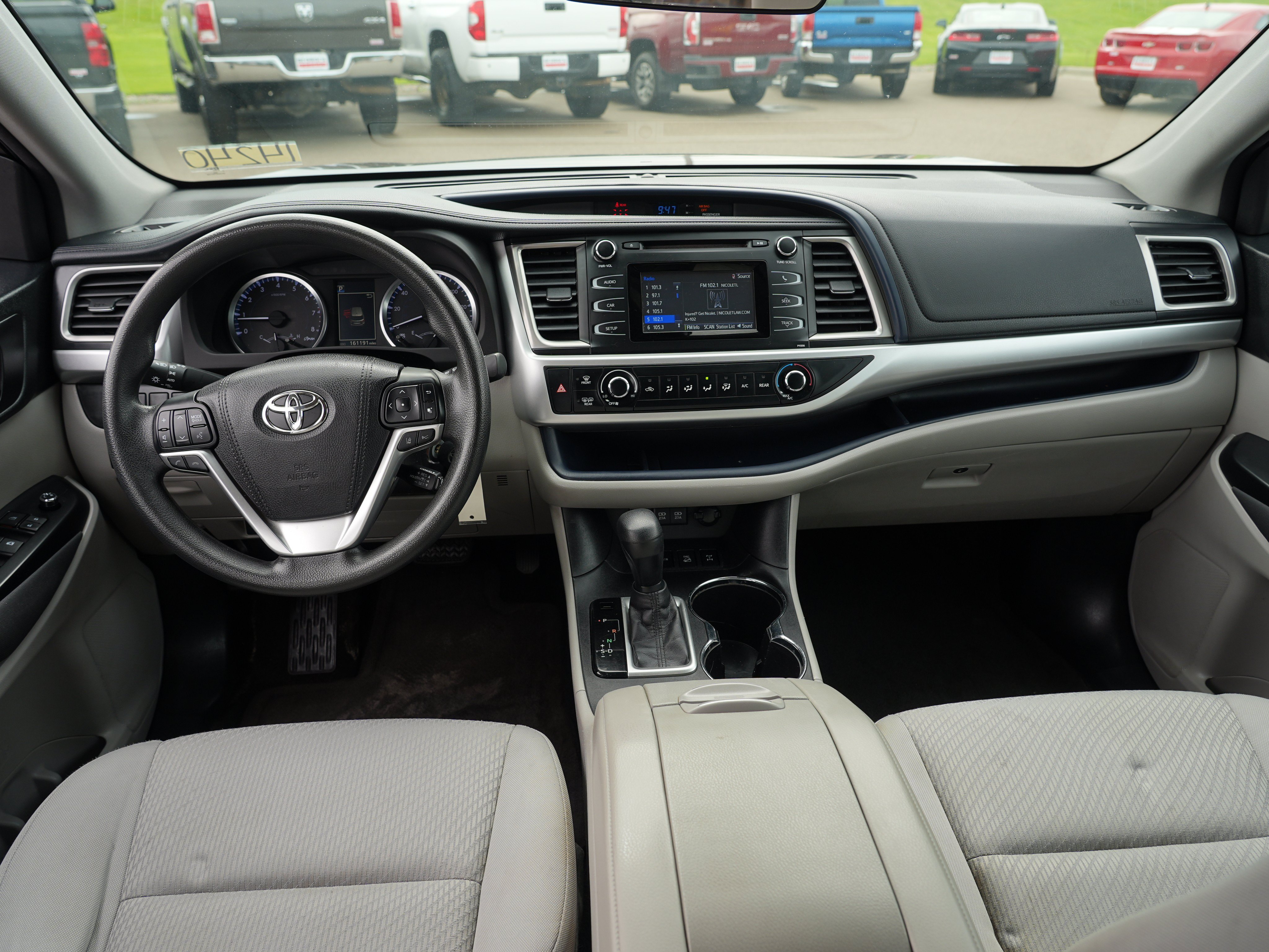 Used 2017 Toyota Highlander LE w/ Carpet Mat Package AWD/4WD image 25