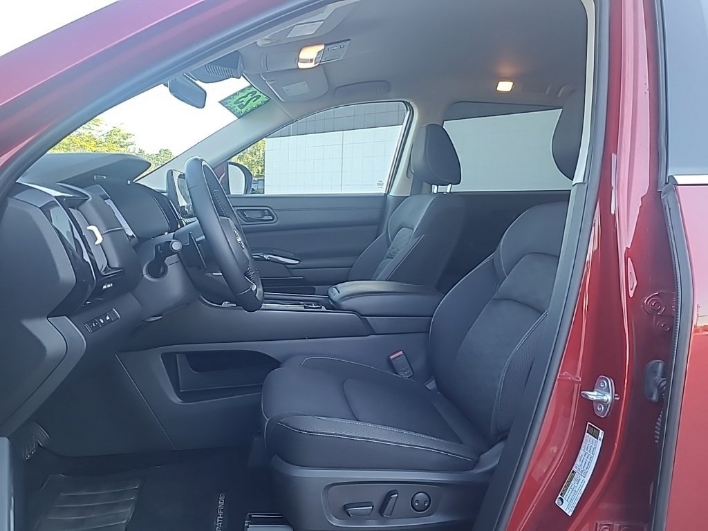 Used 2023 Nissan Pathfinder SV AWD/4WD image 10