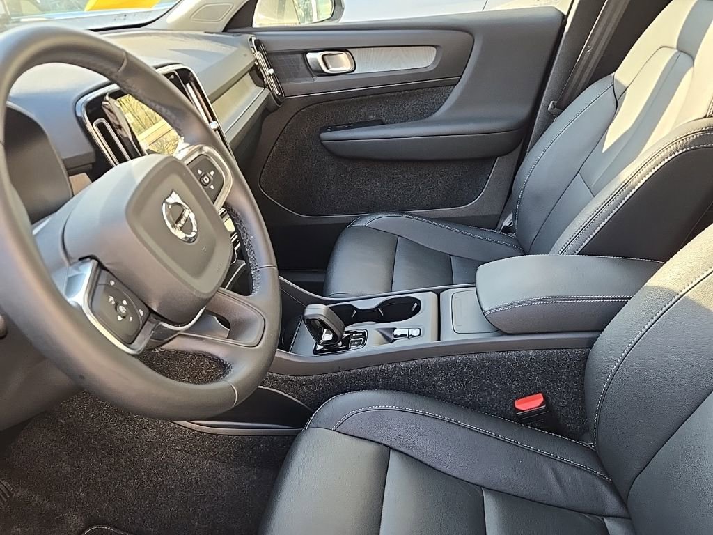 Certified 2025 Volvo XC40 B5 Core image 12