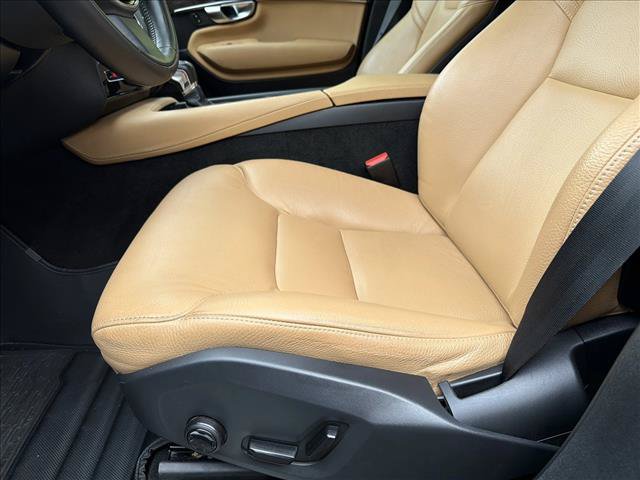 Used 2018 Volvo XC90 T6 Momentum w/ Convenience Package AWD/4WD image 14