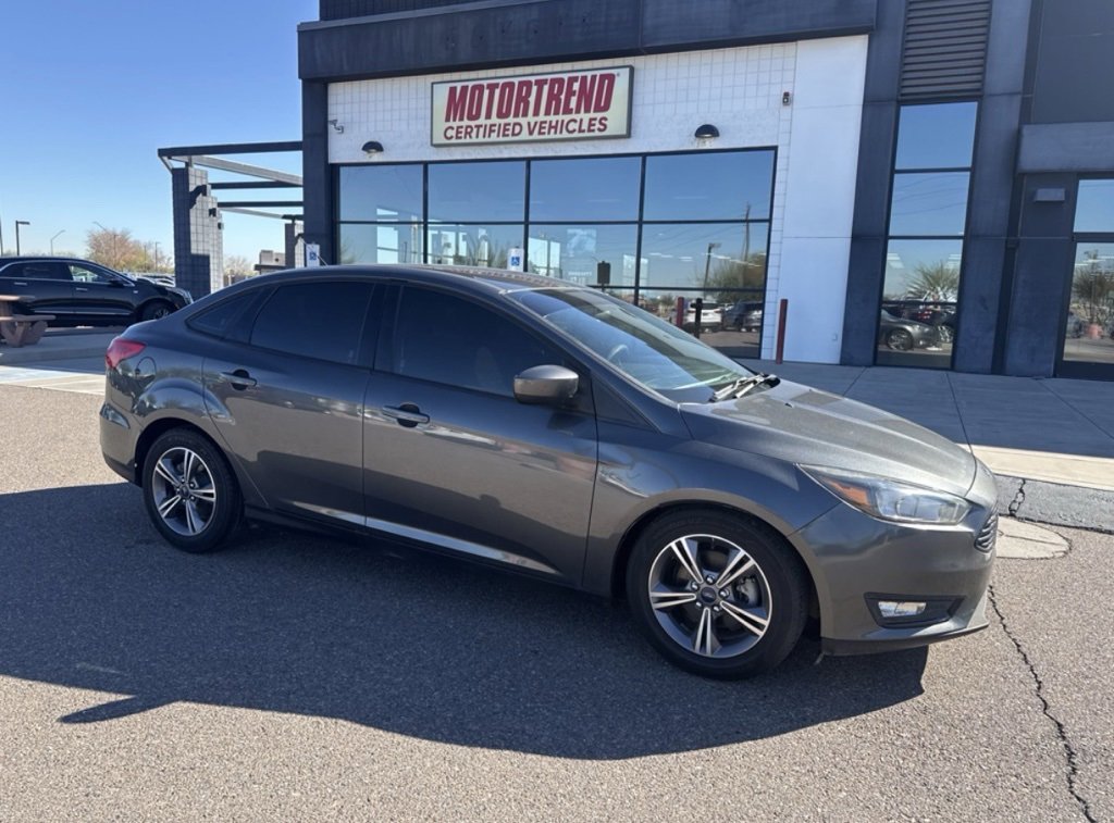 Used 2018 Ford Focus SE w/ SE Appearance Package image 2