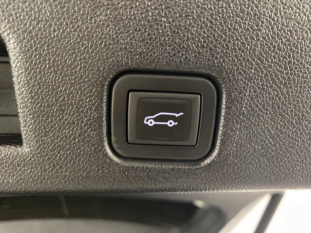 Used 2025 Chevrolet Traverse LT w/ LPO, Floor Liner Package FWD image 9