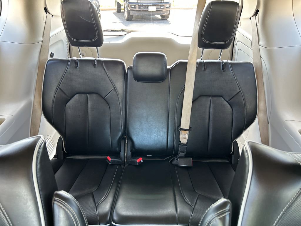 Used 2022 Chrysler Pacifica Limited w/ Uconnect Theater Family Group FWD image 23
