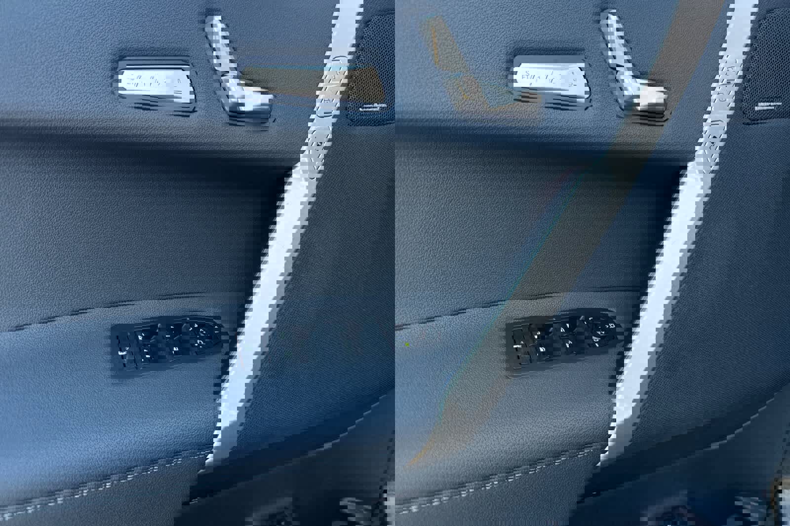 Certified 2025 BMW iX xDrive50 w/ Premium Package image 14