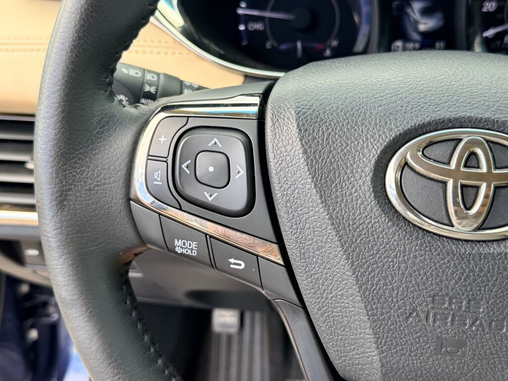 Used 2014 Toyota Avalon Limited image 30
