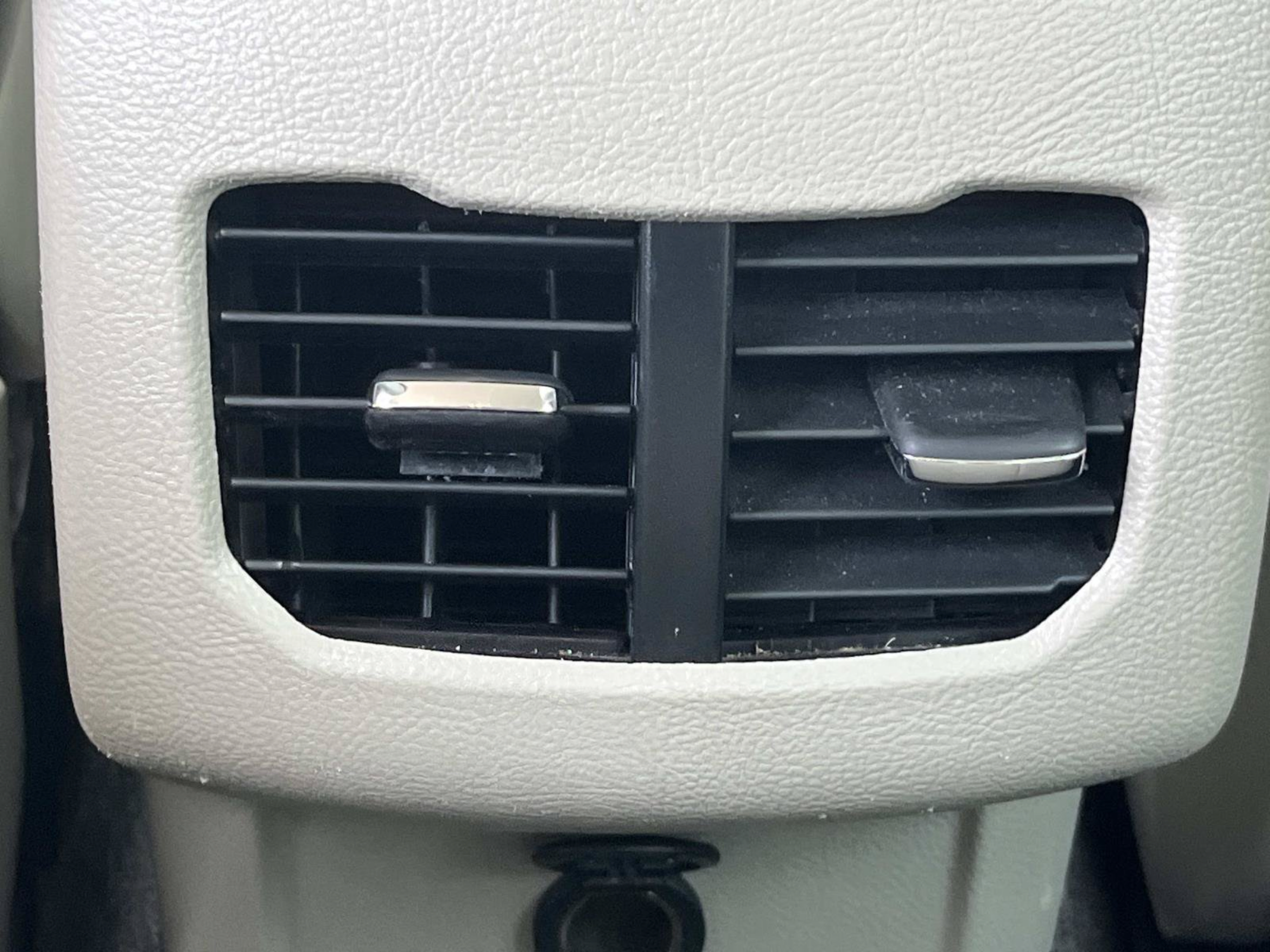 Used 2019 Ford Fusion SE FWD image 14
