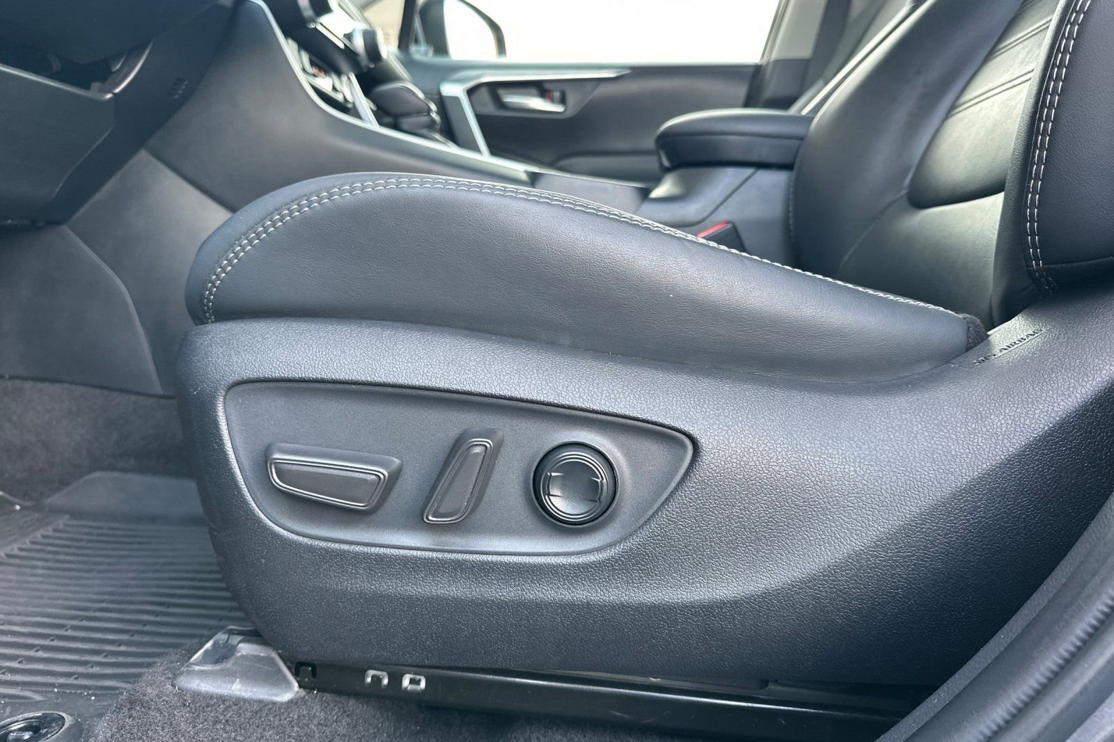 Used 2023 Toyota RAV4 XLE Premium image 14