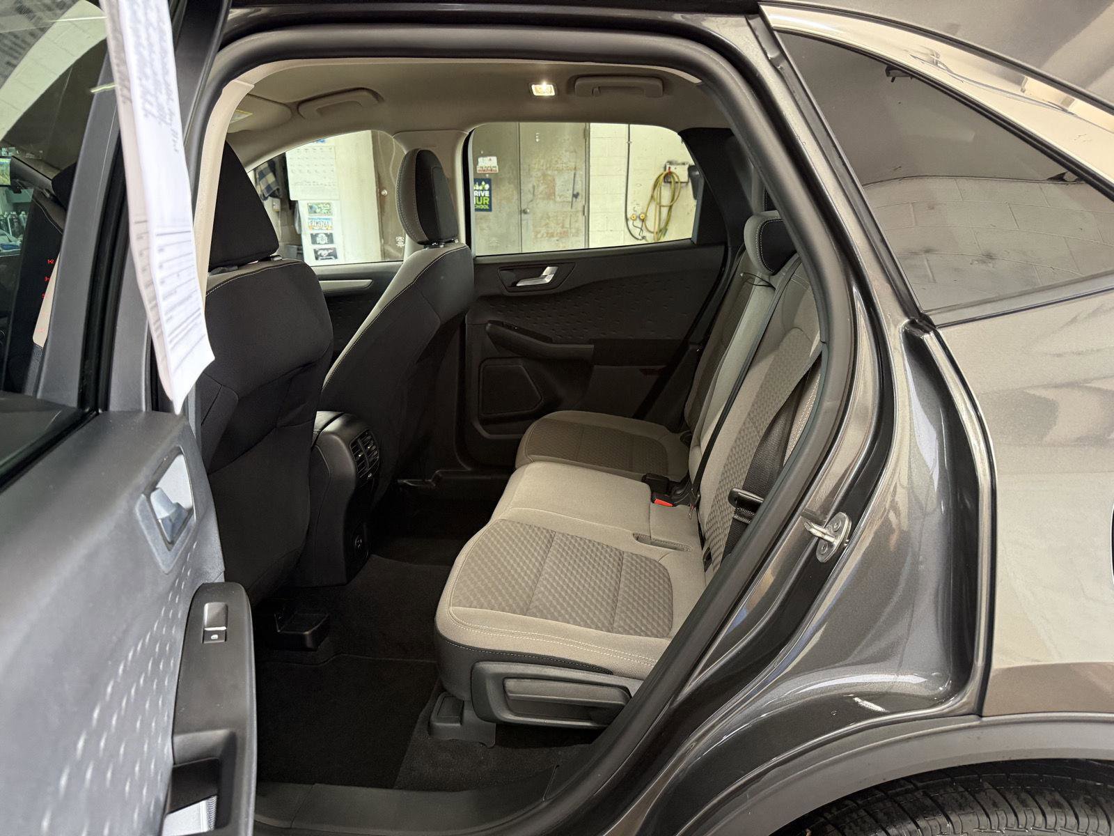 Used 2020 Ford Escape SE image 18